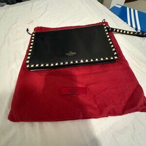 Valentino Garavani Rockstud Clutch – Black Leather with Gold Studs